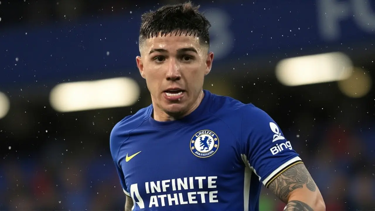 चेल्सी के न्ज़ो फर्नांडीज विवादों में: न्यूकैसल मैच में रेफरी के साथ अजीब वाकया