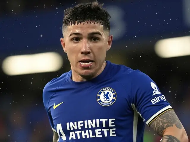 चेल्सी के न्ज़ो फर्नांडीज विवादों में: न्यूकैसल मैच में रेफरी के साथ अजीब वाकया